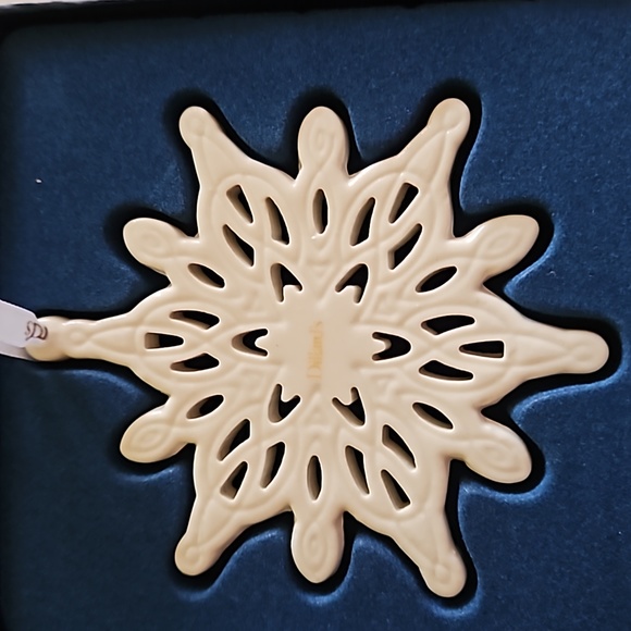 NWT 3 ceramic white Dillard's snowflake ornaments ❄️ - Picture 8 of 9